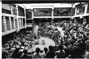 Die Eröffnungsfeier der Kanti Hardwald 1974 im Lichthof.